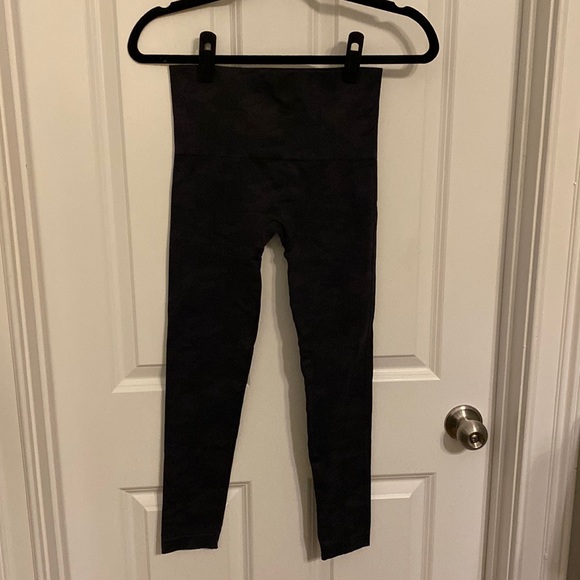 Spanx Black Camo Leggings Size Medium - Picture 1 of 5